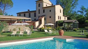 Outdoor pool, sun loungers