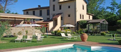 Outdoor pool, pool loungers