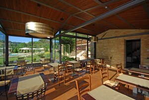 Aperto a pranzo e cena, cucina locale