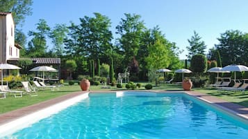Outdoor pool, pool loungers