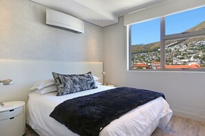 Apartamento exclusivo, vista para o oceano | 3 quartos, cofres nos quartos, escrivaninha