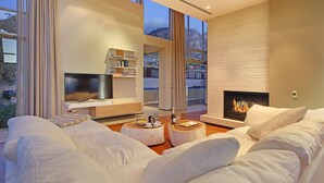 42-inch flat-screen TV with satellite channels, TV, fireplace - Villa Glen Sunsets (Cape Town)