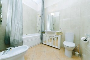 Apartamento (Liuteranska street, 6) | Banheiro | Banheira, produtos de toalete grátis, secador de cabelo, chinelos