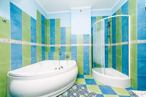 Apartment (Kreschatik street, 25) | Bathroom | Bathtub, free toiletries, hair dryer, slippers - Hotrent Apartments Kreschatik (Kyiv)