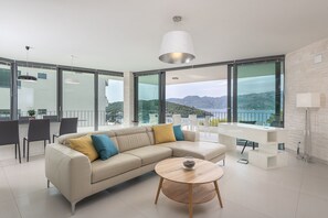 Deluxe Apartment, 3 Bedrooms, Terrace, Sea View (Green Hill 3) | Living area