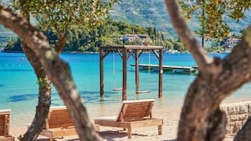 Plage à proximité, cabines gratuites, chaises longues, parasols