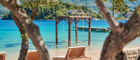 Una playa cerca, camas de playa gratis, sillas reclinables de playa