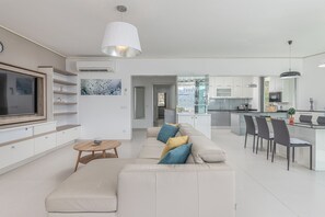 Deluxe Apartment, 3 Bedrooms, Terrace, Sea View (Green Hill 3) | 거실 공간 | 위성 채널 시청이 가능한 140cm 평면 TV, TV, 넷플릭스