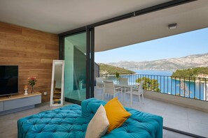 Deluxe Apartment, 2 Bedrooms, Terrace, Sea View (Green Hill 4) | 거실 공간 | 위성 채널 시청이 가능한 140cm 평면 TV, TV, 넷플릭스