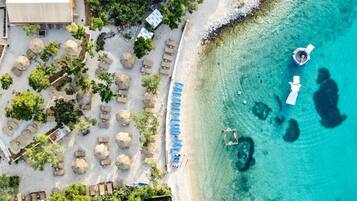 Ranta lähistöllä, maksullisia cabañoita, rantabaari