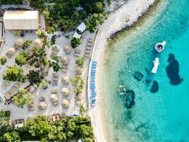 Ubicación cercana a la playa, cabañas de playa y bar en la playa