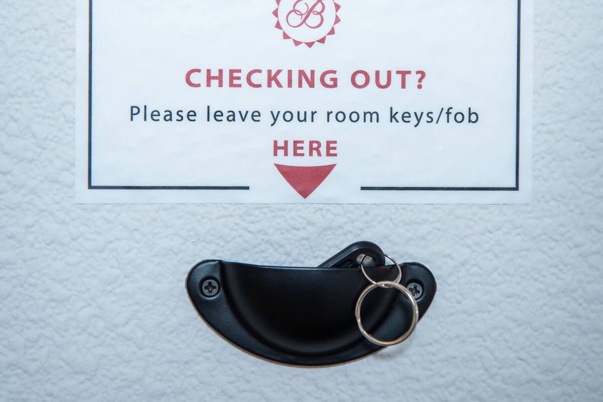 Un panneau indiquant qu’il faut laisser les clés ou le badge d’accès de la chambre à l’endroit indiqué.