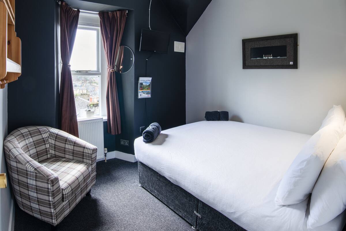 Chambre Double Standard, 1 lit double (Shared Bathroom) | Wi-Fi gratuit, draps fournis