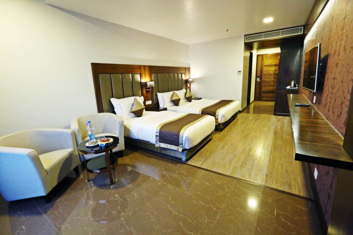 Family Triple Room, 1 Katil Raja (King) | Peralatan tempat tidur premium, peti besi dalam bilik, meja
