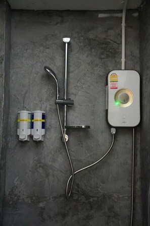 Shower, free toiletries, hair dryer, towels - Best Stay Hostel At Lanta (Ko Lanta)