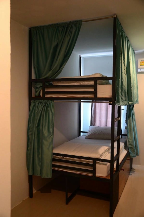 8-Bed Male Dormitory  | In-room safe, free WiFi, bed sheets - Best Stay Hostel At Lanta (Ko Lanta)
