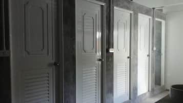8-Bed Male Dormitory | ห้องน้ำ | ฝักบัว, ของใช้ในห้องน้ำฟรี, ไดร์เป่าผม, ผ้าเช็ดตัว