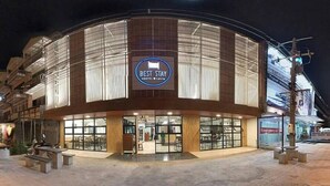 Hotelli, jonka suuri kyltti ilmoittaa: ”BEST STAY HOSTEL & LODGE”.