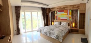 2 Bedroom Villa | Een kluis op de kamer, een bureau, verduisterende gordijnen