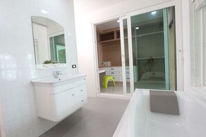 Shower, free toiletries, hair dryer, bathrobes - Dwell At Chalong Hill (Chalong)