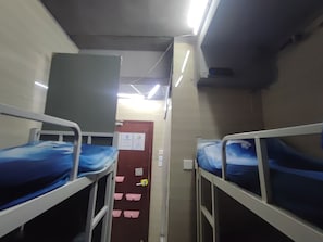 Dormitorio condiviso, dormitorio misto | Wi-Fi gratuito, lenzuola, accesso in sedia a rotelle