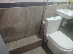 Een haardroger, pantoffels, shampoo, toiletpapier