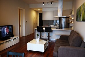 Apartment, 2 Schlafzimmer | Wohnbereich | LED-Fernseher