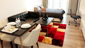 Deluxe-Zimmer, 1 Queen-Bett, Balkon | Schreibtisch, schallisolierte Zimmer, Bügeleisen/Bügelbrett