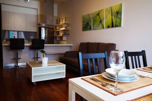 Apartment, 2 Schlafzimmer | Essbereich im Zimmer