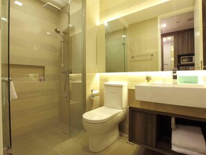 Deluxe-Zimmer, 1 Queen-Bett, Balkon | Badezimmer | Dusche, kostenlose Toilettenartikel, Handtücher