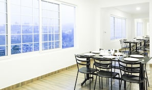 Breakfast area - Treebo Skydale Inn & Suites With Mountain View (Ootacamund)
