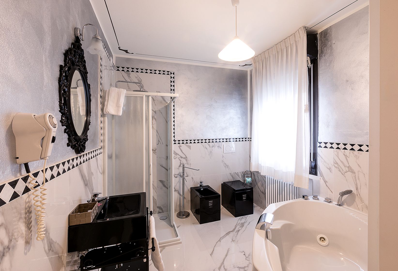 Deluxe Room, 1 King Bed | Bathroom | Free toiletries, hair dryer, bidet, towels
