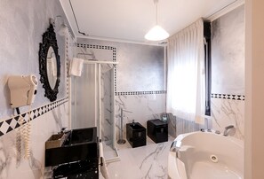 华丽客房, 1 张特大床 | 浴室 | 免费洗浴用品、吹风机、坐浴桶、毛巾