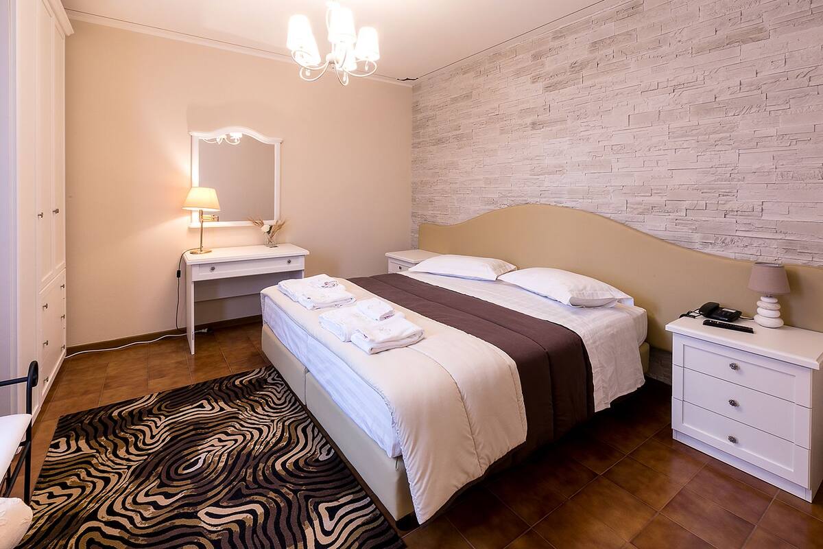 Comfort-Doppelzimmer zur Einzelnutzung, 1 Queen-Bett | Hochwertige Bettwaren, Daunenbettdecken, Zimmersafe, Schreibtisch