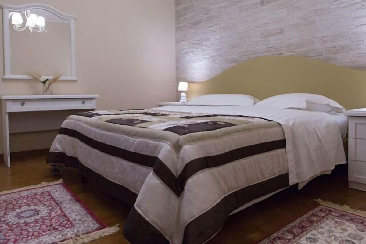 Deluxe-Zimmer, 1 King-Bett | Hochwertige Bettwaren, Daunenbettdecken, Zimmersafe, Schreibtisch