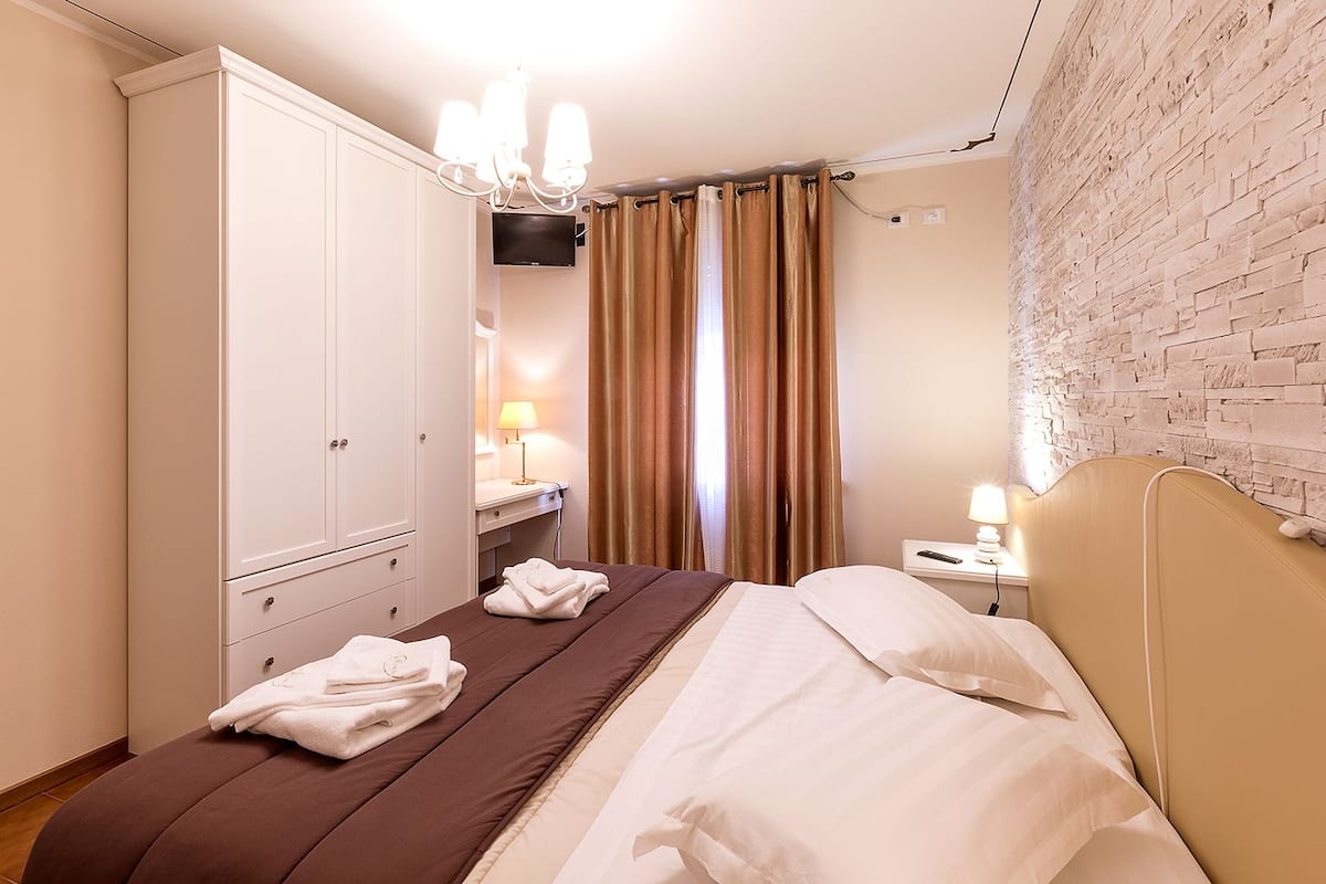 Classic-Doppelzimmer, 1 Queen-Bett | Hochwertige Bettwaren, Daunenbettdecken, Zimmersafe, Schreibtisch