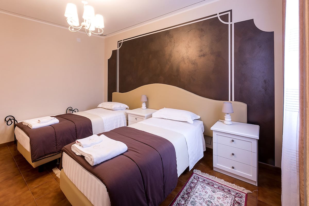 Basic-Zweibettzimmer | Hochwertige Bettwaren, Daunenbettdecken, Zimmersafe, Schreibtisch