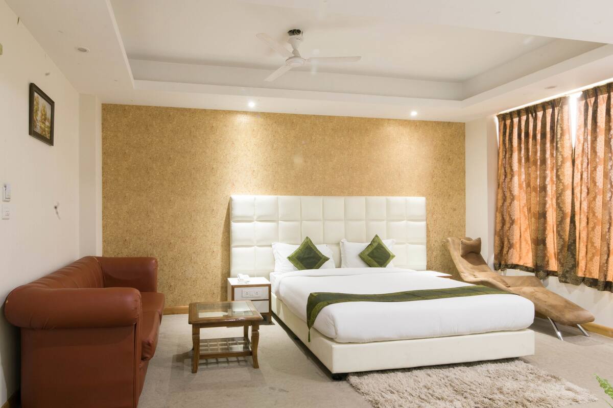 Deluxe Room | Desk, iron/ironing board, free WiFi