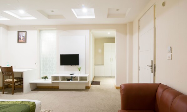 Deluxe Room | Living area | TV