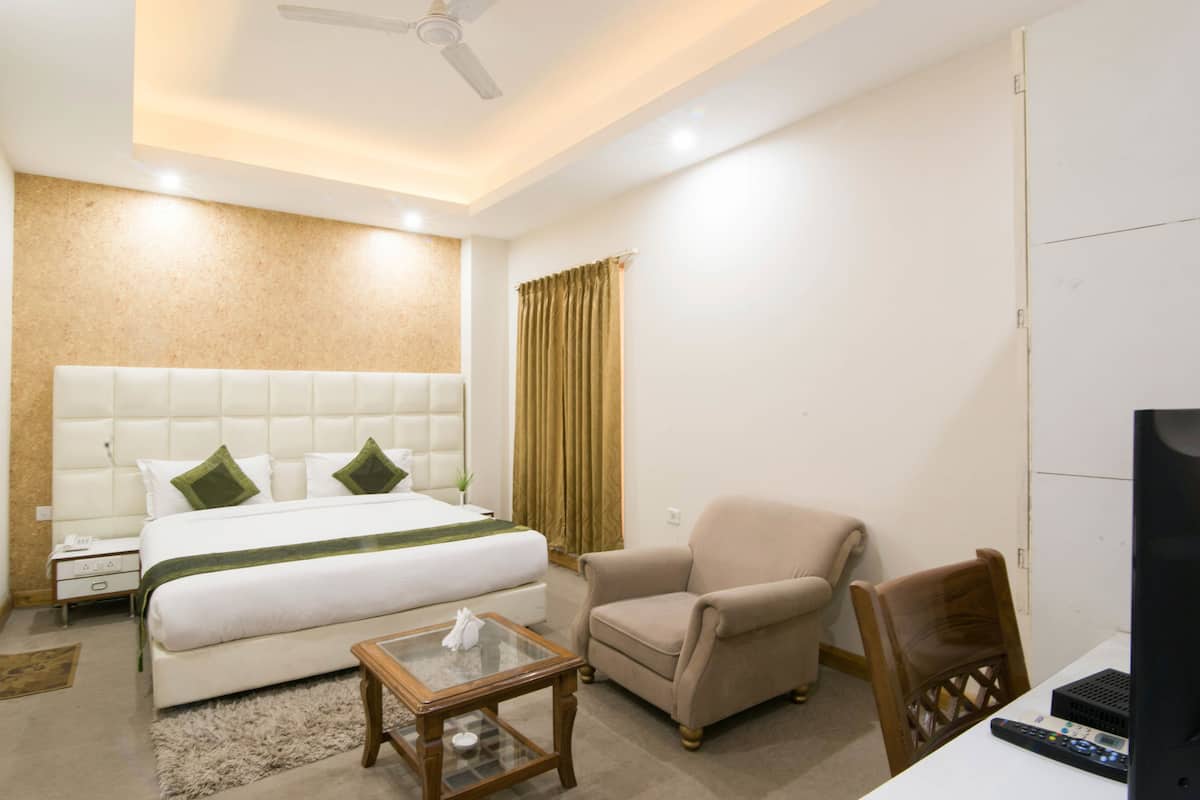 Standard Room, 1 King Bed | Desk, iron/ironing board, WiFi (free)