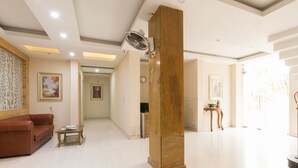 Lobby sitting area - Treebo House Inn (Noida)