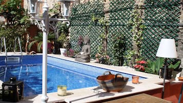Outdoor pool, sun loungers