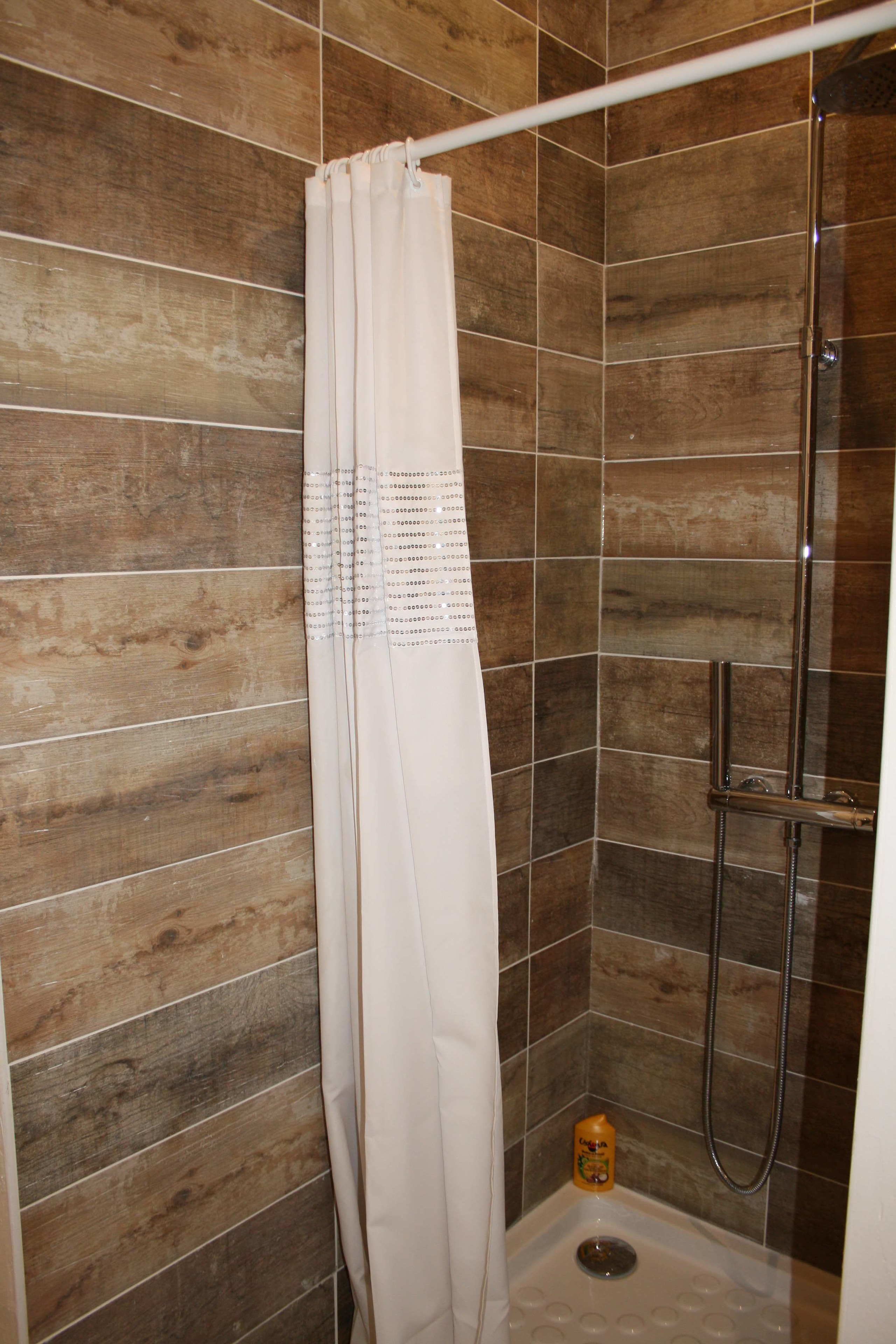 Appartement (Raimu) | Douche de la salle de bain
