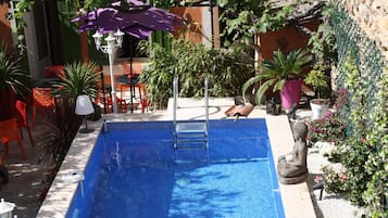 Piscine extérieure, chaises longues