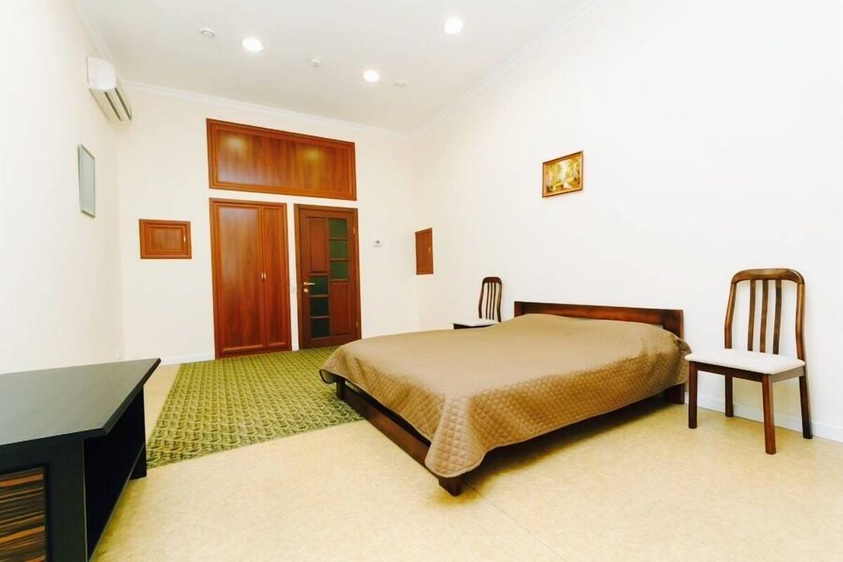 Departamento (Olesia Honchara Street, 24) | Escritorio, tabla de planchar con plancha, wifi gratis y ropa de cama