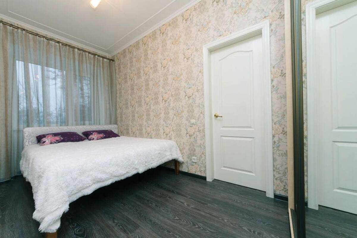 Departamento, 2 habitaciones (Mykoly Lysenka Street, 4) | Escritorio, tabla de planchar con plancha, wifi gratis y ropa de cama