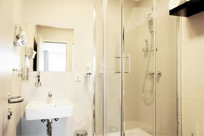 Shower, towels - Sleephotels (Hamburg)
