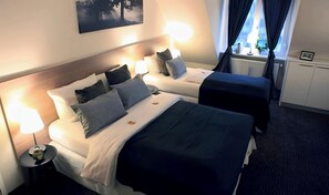 Triple Room, Shared Bathroom | Hypo-allergenic bedding, desk, free WiFi, bed sheets - Sleephotels (Hamburg)
