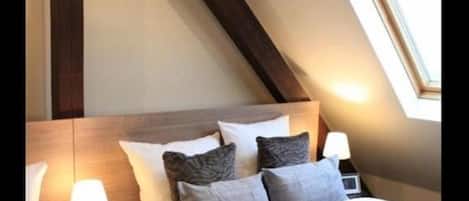 Vierbettzimmer mit Wohnbereich und Gemeinschaftsbad | Allergikerbettwaren, Schreibtisch, kostenloses WLAN, Bettwäsche