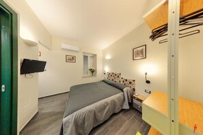 Desk, soundproofing, cots/infant beds, free WiFi